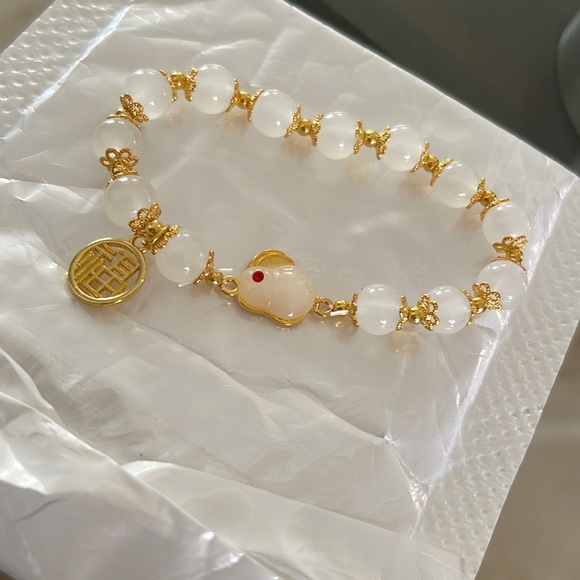 Beautiful Beautiful bracelet. Color white and gold . - Picture 3 of 4